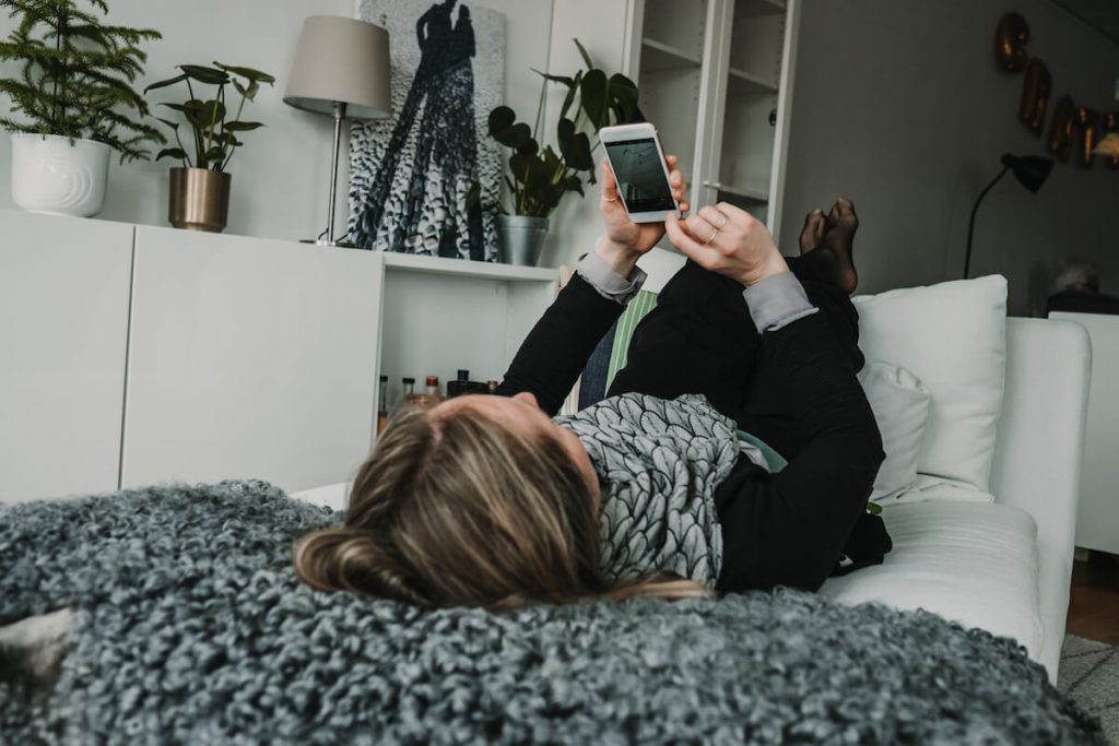Girl learn swedish with apps