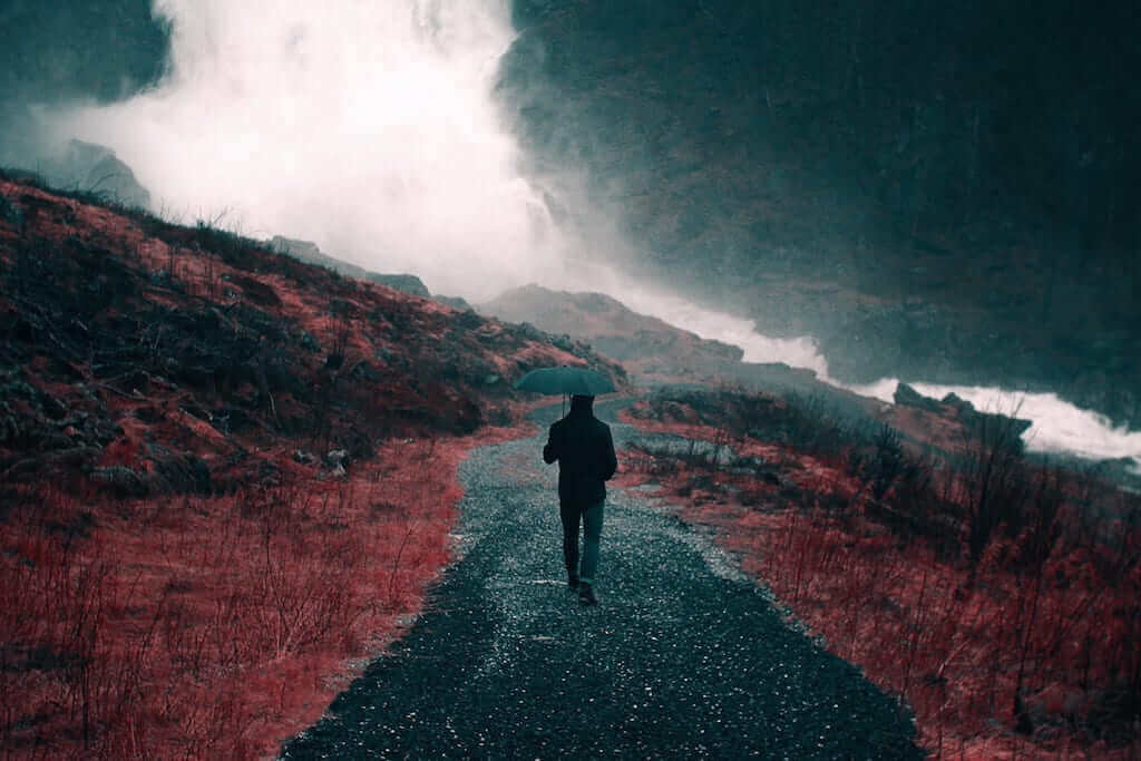 Man walking in rain to demonstrate Quem anda Ă chuva, molha-se!