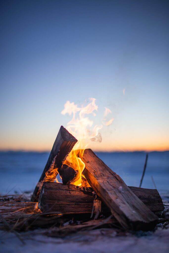 Campfire to demonstrate Krummes Holz gibt auch gerades Feuer