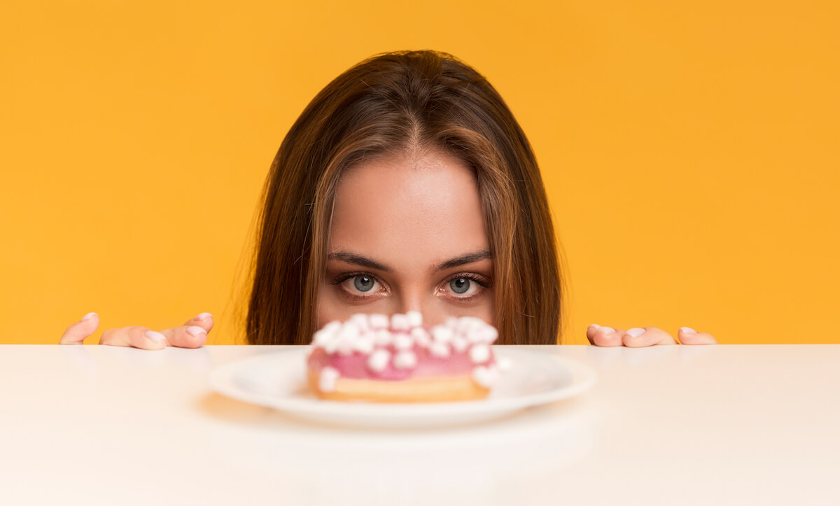 Woman looking at food to demonstrate Das Auge isst mit