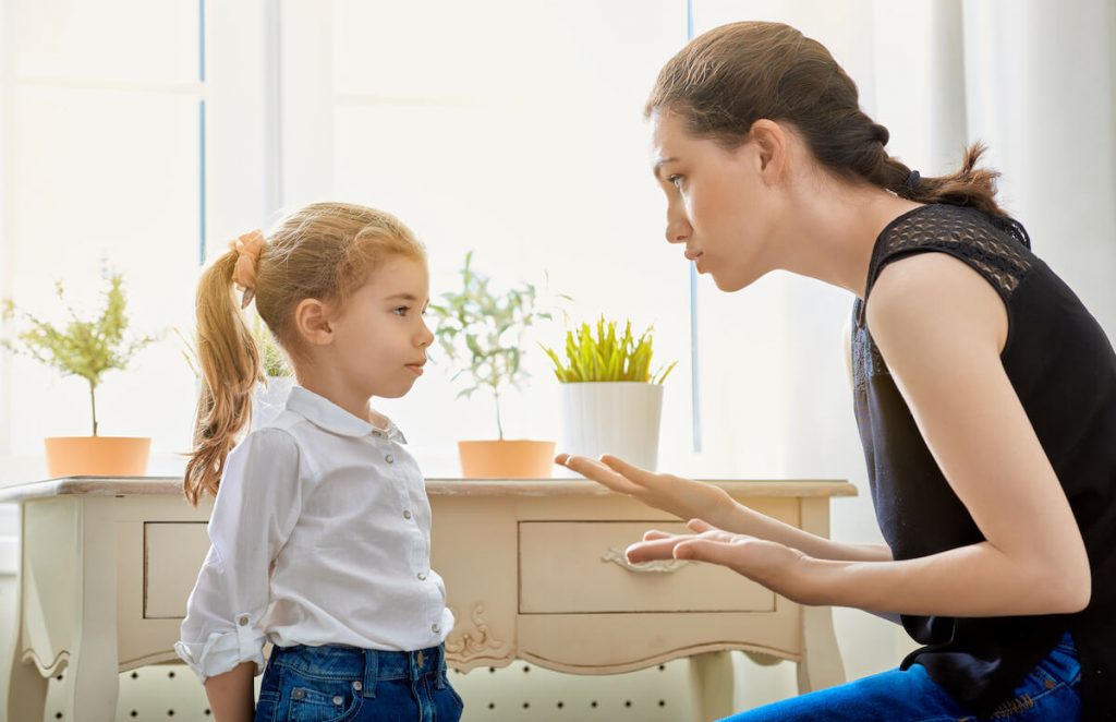 Mom speaking to child to demonstrate Der Ton macht die Musik