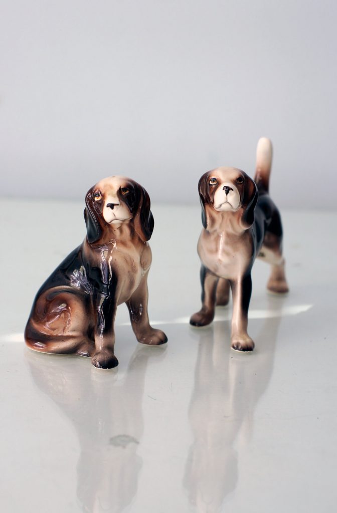 Earthenware dogs to demonstrate "Se regarder en chiens de faïence"