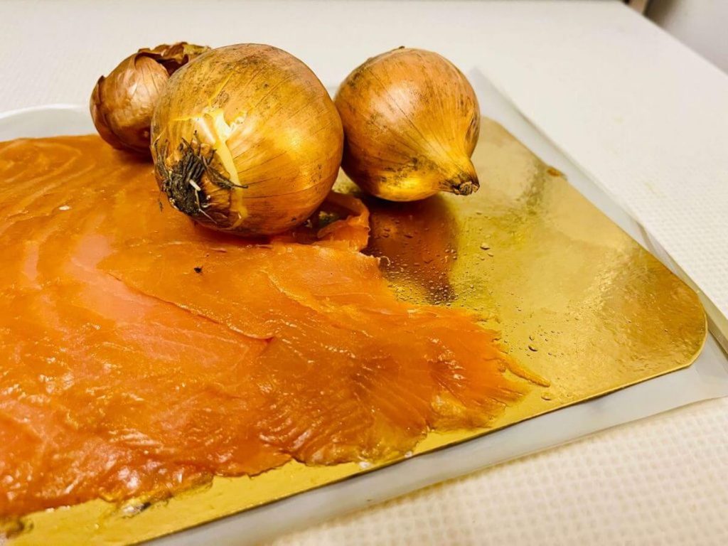 Onion on salmon to demonstrate Lägga lök på laxen