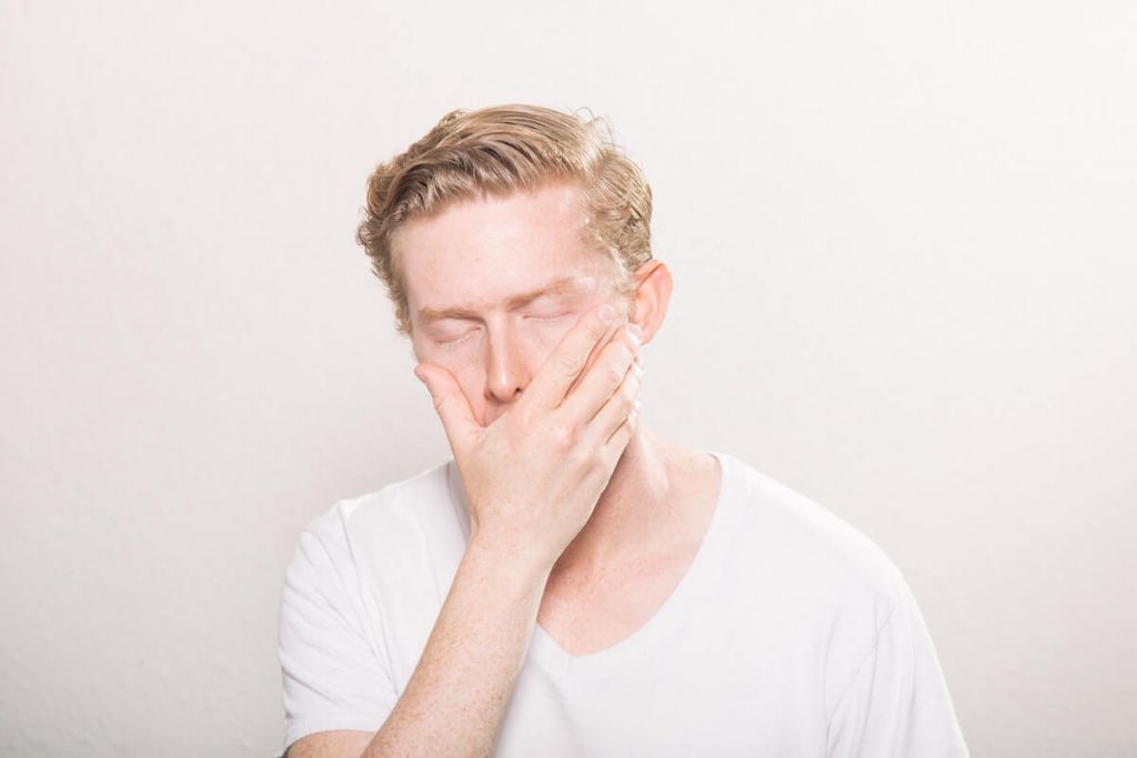Man who wants to vomit to demonstrate Lägga en pizza