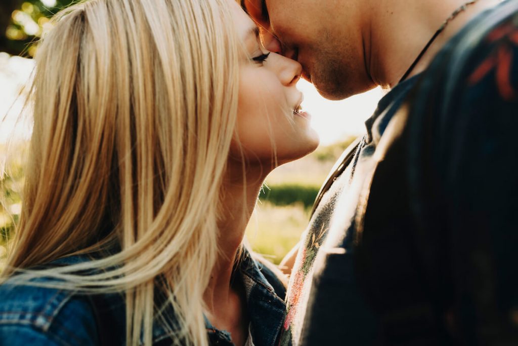 Kiss a blonde to demonstrate  Frencher sa blonde