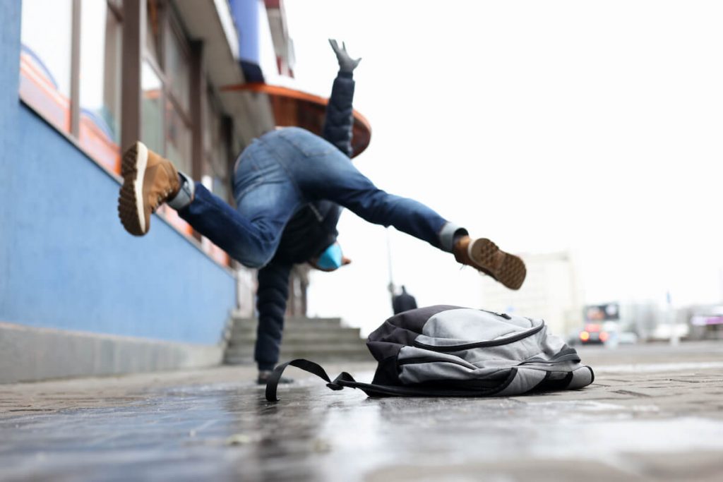 Slip and fall to demonstrate Glisser pour quelqu’un
