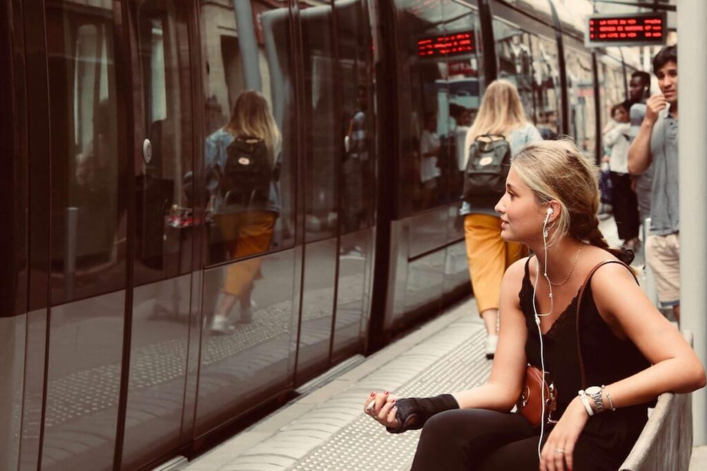 Girl listening to Swedish podcast