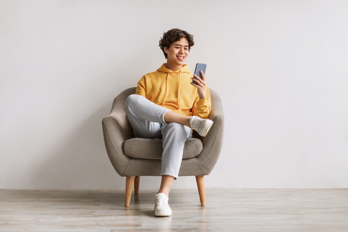 Man using language app