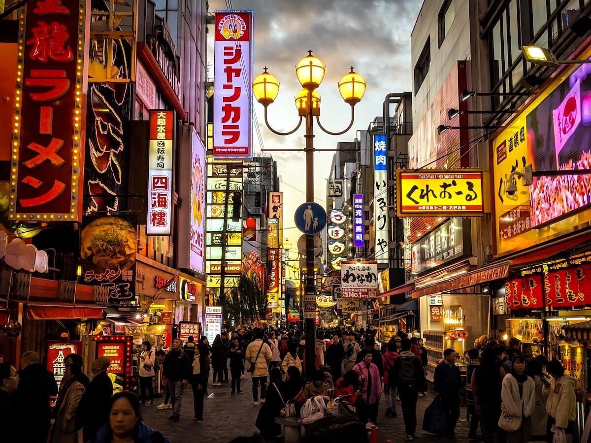 Japanese-signs-in-busy-street Japanese signs in a busy street