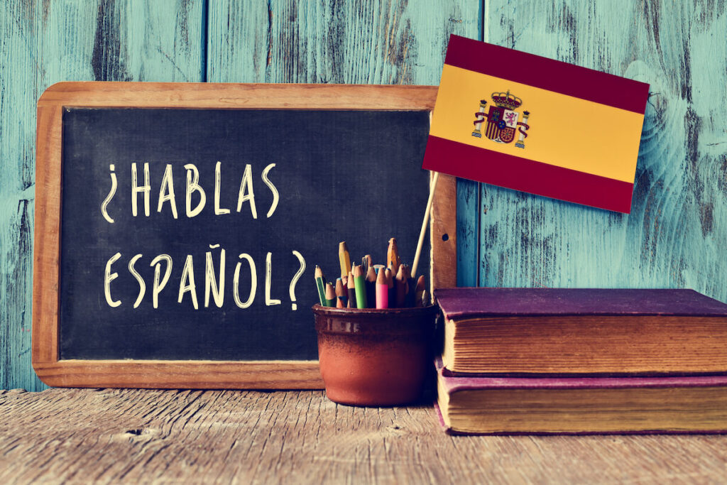 a chalkboard with the question hablas espanol? do you speak Spanish? written in Spanish