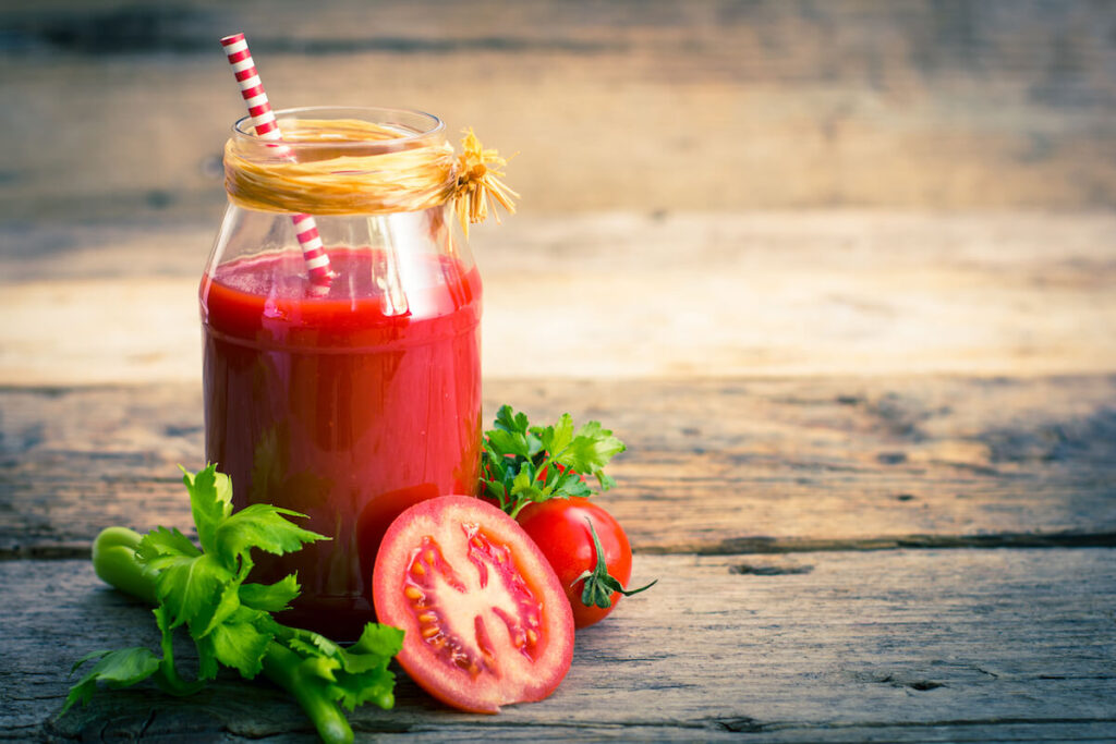 Tomato juice to illustrate שטויות במיץ עגבניות