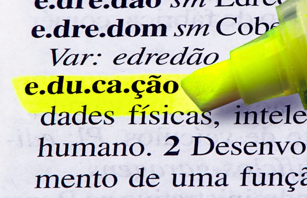 highlighting word educacao in dictionary