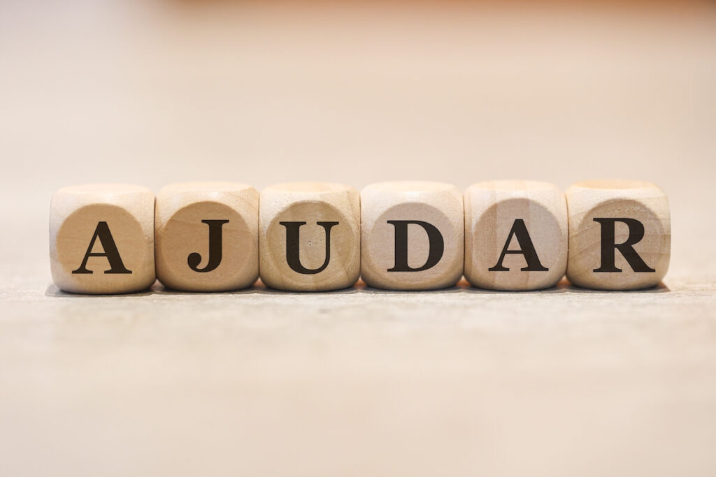 ajudar wooden letter dice
