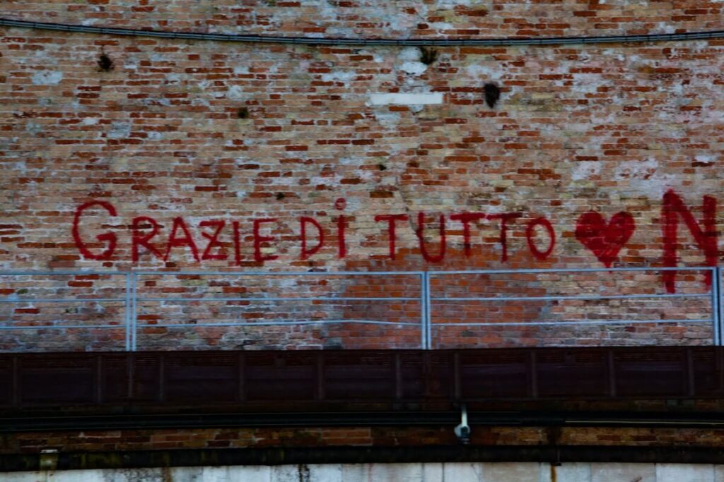 grazie di tutto graffiti on wall