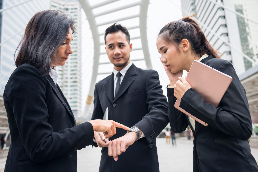 manager blaming employee for delay