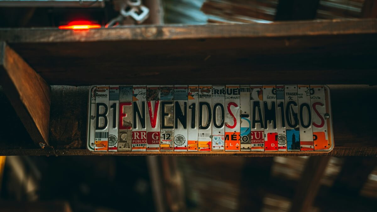 license plate spelling out the phrase "Bienvenidos Amigos"